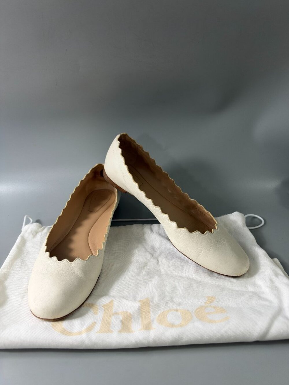 Authentic Chloé Off-White Leather Scalloped Accent Ballet Flats, Size 37.5